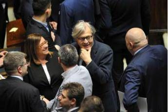 Conte parla alla Camera, Sgarbi si addormenta Conte parla alla Camera, Sgarbi si addormenta