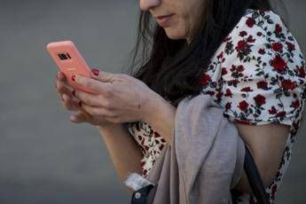 FaceApp, nuovo boom: ecco filtro per cambiare sesso FaceApp, nuovo boom: ecco filtro per cambiare sesso