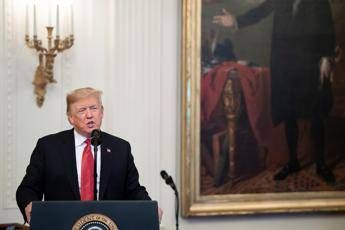 Trump: Pronto a schierare esercito contro migranti Trump: Pronto a schierare esercito contro migranti