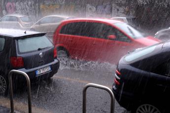 Nubifragio a Ostia, salvate 10 persone bloccate in casa