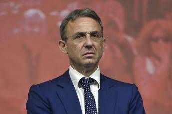 Getta bottiglia in mare e se ne vanta, Costa lo denuncia Getta bottiglia in mare e se ne vanta, Costa lo denuncia