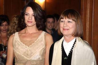 Fai schifo, Asia Argento insulta la madre Fai schifo, Asia Argento insulta la madre