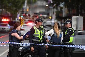 Terrore a Melbourne, fa esplodere la sua auto e accoltella i passanti Terrore a Melbourne, fa esplodere la sua auto e accoltella i passanti