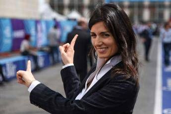 Salvini al deposito Atac, ironia Raggi: Miracolo, ha preso il bus