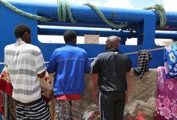 Peschereccio salva 40 migranti Peschereccio salva 40 migranti