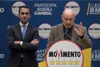 Con un piede fuori dal Movimento Con un piede fuori dal Movimento