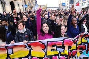 Studenti in piazza contro il governo Studenti in piazza contro il governo