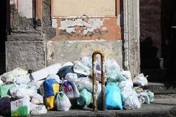 Emergenza rifiuti nel napoletano Emergenza rifiuti nel napoletano