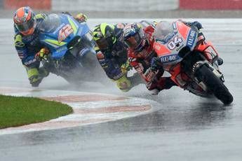Diluvio in pista a Valencia, gara sospesa Diluvio in pista a Valencia, gara sospesa