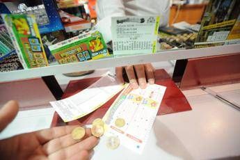 Superenalotto, jackpot sale a 61,5 mln