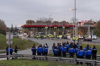 Francia, è l'ora dei 'gilet blu' Francia, è l'ora dei 'gilet blu'