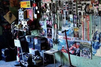 E' donna, non la vogliamo in officina E' donna, non la vogliamo in officina