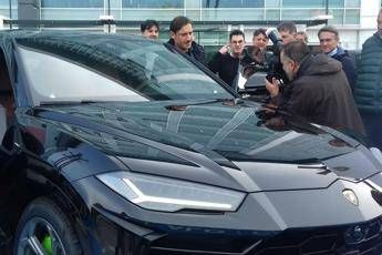 Totti noleggia suv superlusso Totti noleggia suv superlusso