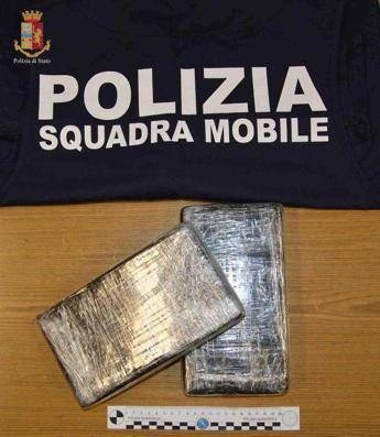 Nasconde nel trolley 2,2 kg di cocaina, arrestato Nasconde nel trolley 2,2 kg di cocaina, arrestato