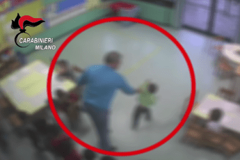 Calci e schiaffi ai bimbi, arrestato maestro Calci e schiaffi ai bimbi, arrestato maestro