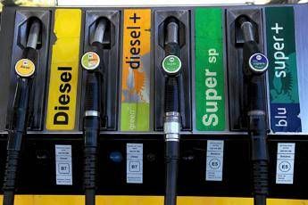 Benzina e diesel, prezzi ancora giù