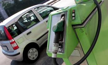 Carburante, i prezzi: indagine Altroconsumo per risparmiare