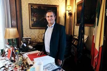 De Magistris: M5S ha tradito, sono io l'anti-Salvini De Magistris: M5S ha tradito, sono io l'anti-Salvini