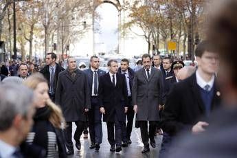 Gilet gialli, vertice di emergenza all'Eliseo Gilet gialli, vertice di emergenza all'Eliseo