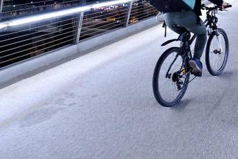 Travolto mentre consegna pizze, morto rider 19enne Travolto mentre consegna pizze, morto rider 19enne
