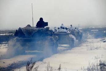 Carri armati vicino confine Russia-Ucraina Carri armati vicino confine Russia-Ucraina