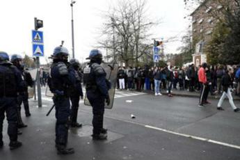 Polizia fa mettere in ginocchio studenti, polemica in Francia