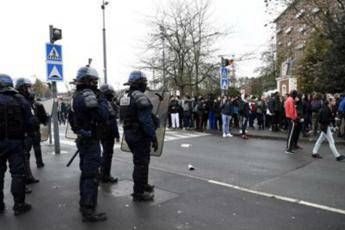 Polizia fa mettere in ginocchio studenti, polemica in Francia Polizia fa mettere in ginocchio studenti, polemica in Francia