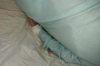 Caserta, legata al letto d'ospedale pieno di urina Caserta, legata al letto d'ospedale pieno di urina