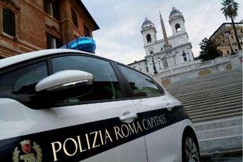 Giù con l'auto da Trinità dei Monti