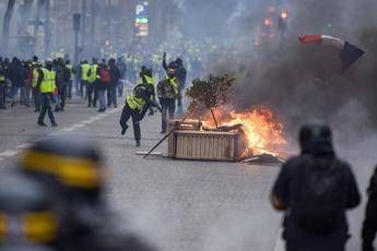 Gilet gialli, guerriglia a Parigi Gilet gialli, guerriglia a Parigi