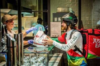 Ordina un 'piatto sospeso', il food delivery è solidale e social