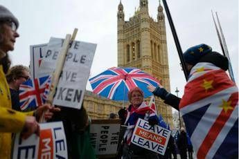 Caos Brexit, May prende tempo Caos Brexit, May prende tempo
