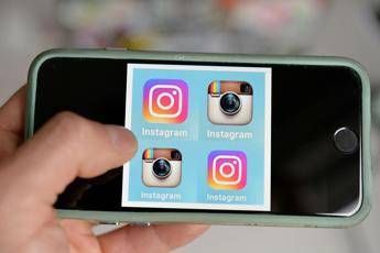 Instagram diventa 'dark' e rimuove i 'seguiti'