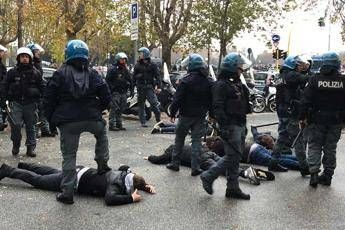 Lazio-Eintracht, caos e scontri fra tifosi Lazio-Eintracht, caos e scontri fra tifosi