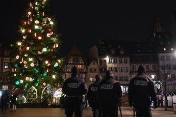 Strasburgo, riapre il mercatino di Natale Strasburgo, riapre il mercatino di Natale