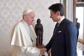 Il Papa riceve Conte. Il premier gli dona la Divina Commedia