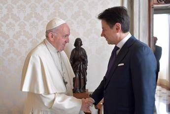 Il Papa riceve Conte. Il premier gli dona la Divina Commedia Il Papa riceve Conte. Il premier gli dona la Divina Commedia