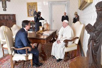 Il Papa, la telefonata con Conte e la 'scomunica' per la Cei