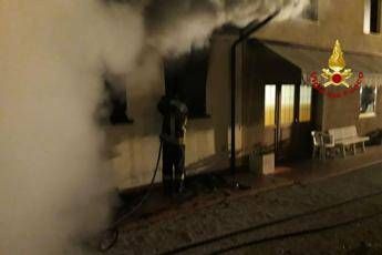 Casa in fiamme, morta una donna Casa in fiamme, morta una donna