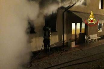 Casa in fiamme, morta una donna