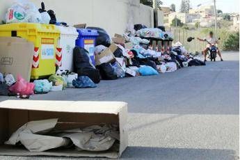 Rifiuti, ex dirigenti Ama denunciati per carenze raccolta Rifiuti, ex dirigenti Ama denunciati per carenze raccolta