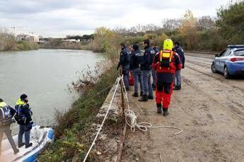 Donna si getta nel Tevere: si cercano le figlie neonate Donna si getta nel Tevere: si cercano le figlie neonate