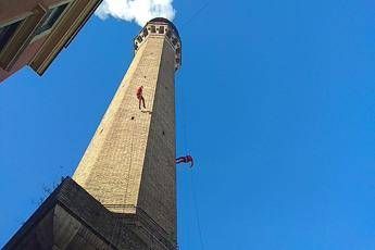 Roma, Santa Claus acrobati portano doni a bimbi Umberto I Roma, Santa Claus acrobati portano doni a bimbi Umberto I