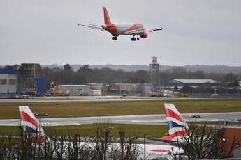 Due arresti per i droni di Gatwick Due arresti per i droni di Gatwick