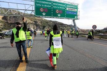Gilet gialli, caos alla frontiera con l'Italia Gilet gialli, caos alla frontiera con l'Italia