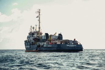 Sea Watch chiede lo sbarco, Salvini insiste: Porti chiusi