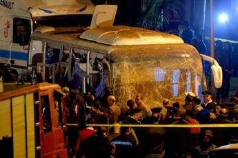 Bomba contro bus turistico vicino Piramidi: 3 morti Bomba contro bus turistico vicino Piramidi: 3 morti