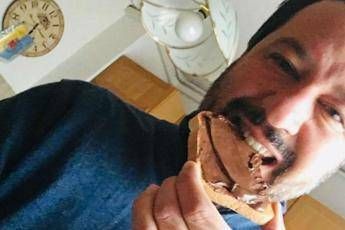 La Bestia non digiuna, su Twitter sfottò a Salvini La Bestia non digiuna, su Twitter sfottò a Salvini
