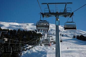 Albero cade su seggiovia, paura in Val Seriana Albero cade su seggiovia, paura in Val Seriana