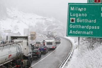 Auto italiana in fiamme nel San Gottardo